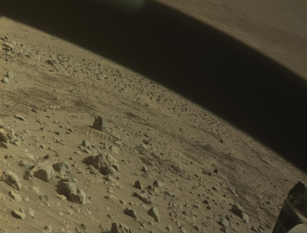 Foto de Marte da câmera FRONT_HAZCAM_RIGHT_A