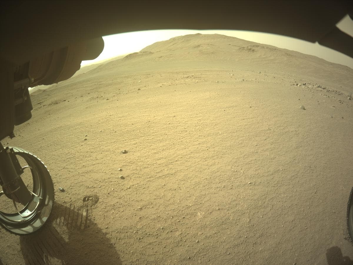 Foto de Marte da câmera FRONT_HAZCAM_LEFT_A