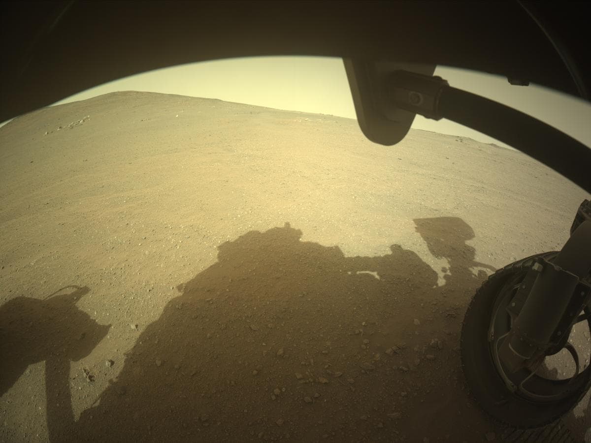 Foto de Marte da câmera FRONT_HAZCAM_RIGHT_A