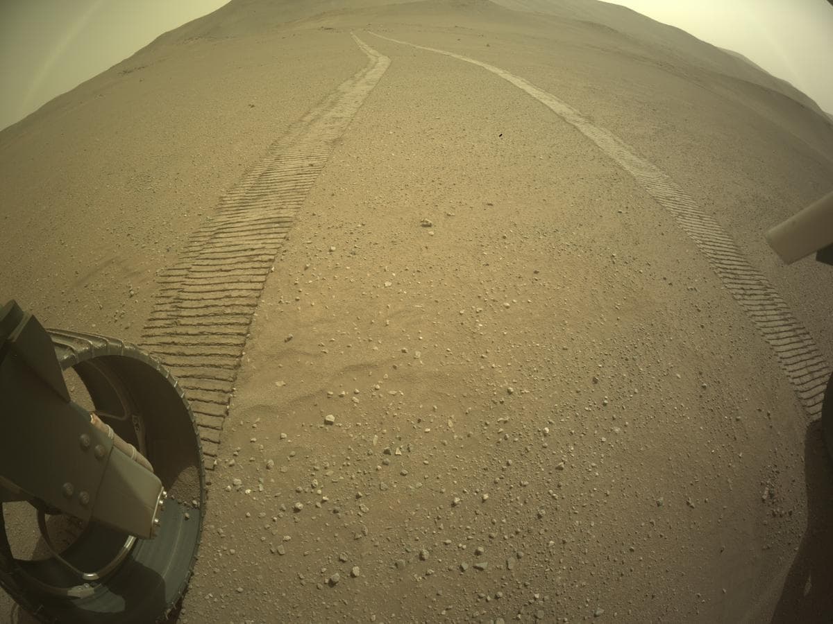 Foto de Marte da câmera REAR_HAZCAM_LEFT