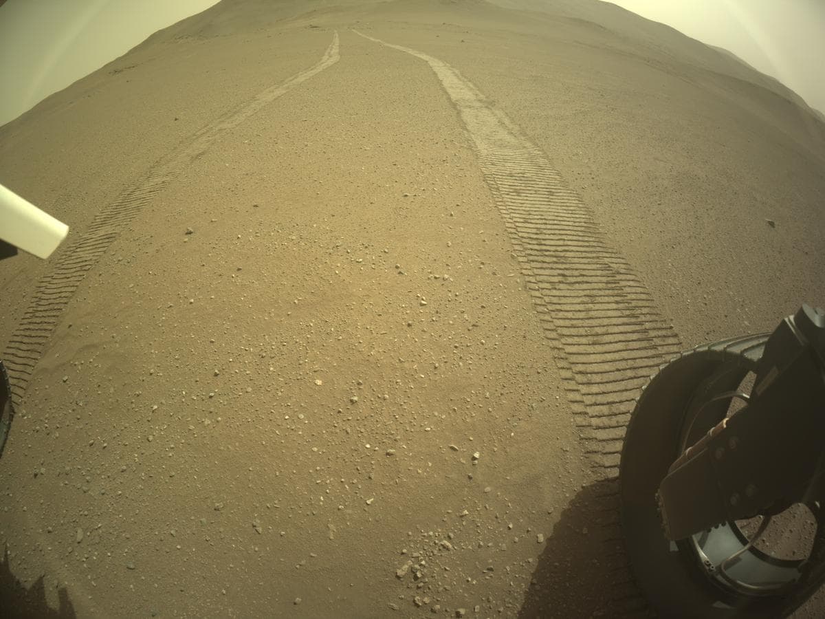 Foto de Marte da câmera REAR_HAZCAM_RIGHT