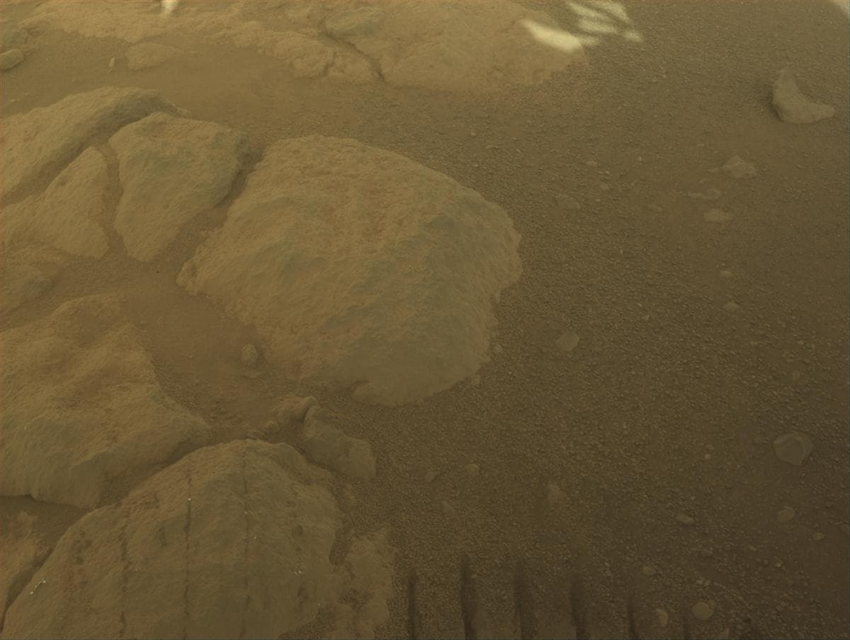 Foto de Marte da câmera FRONT_HAZCAM_LEFT_A