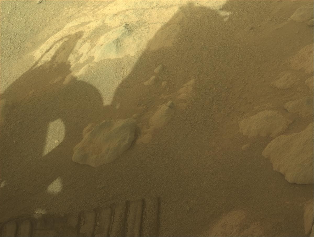 Foto de Marte da câmera FRONT_HAZCAM_LEFT_A