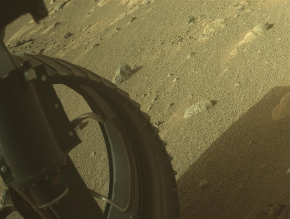 Foto de Marte da câmera FRONT_HAZCAM_LEFT_A