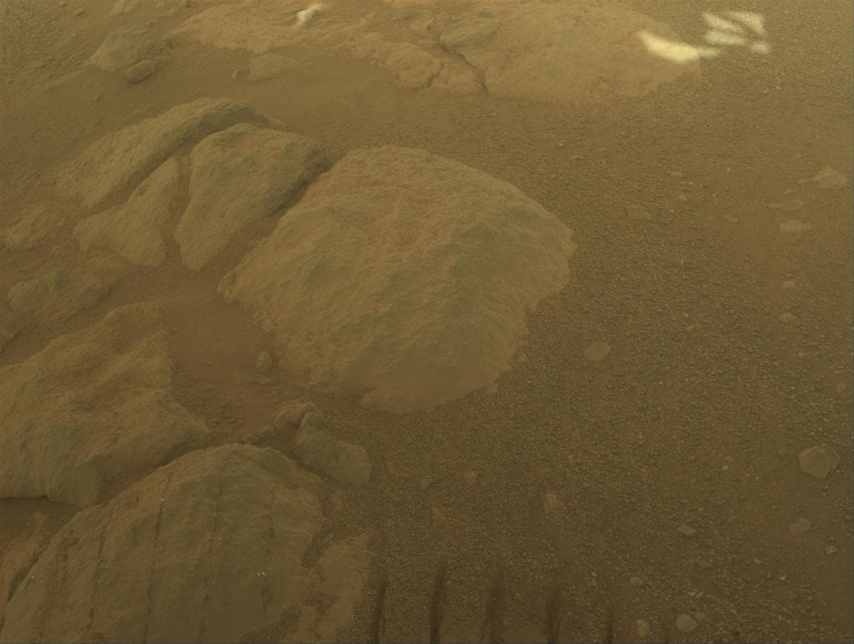 Foto de Marte da câmera FRONT_HAZCAM_RIGHT_A