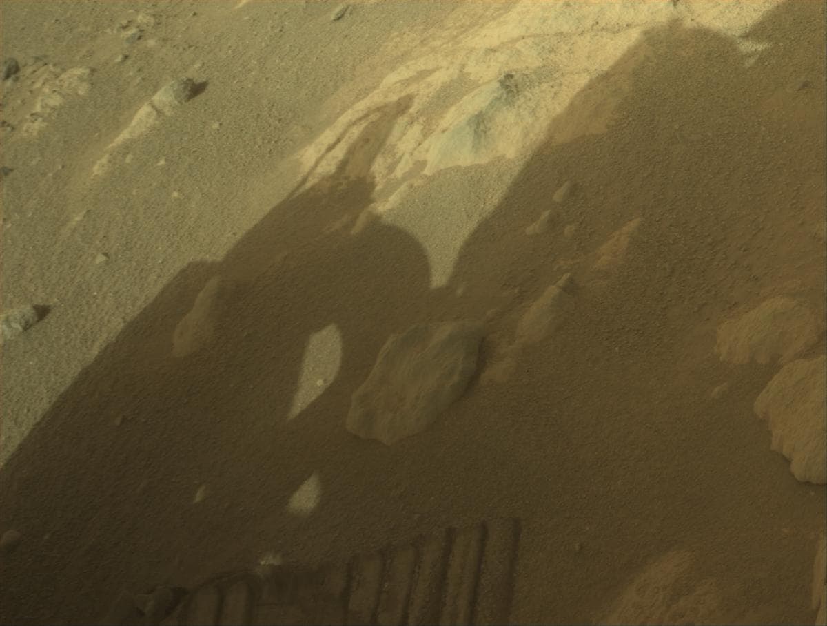 Foto de Marte da câmera FRONT_HAZCAM_RIGHT_A