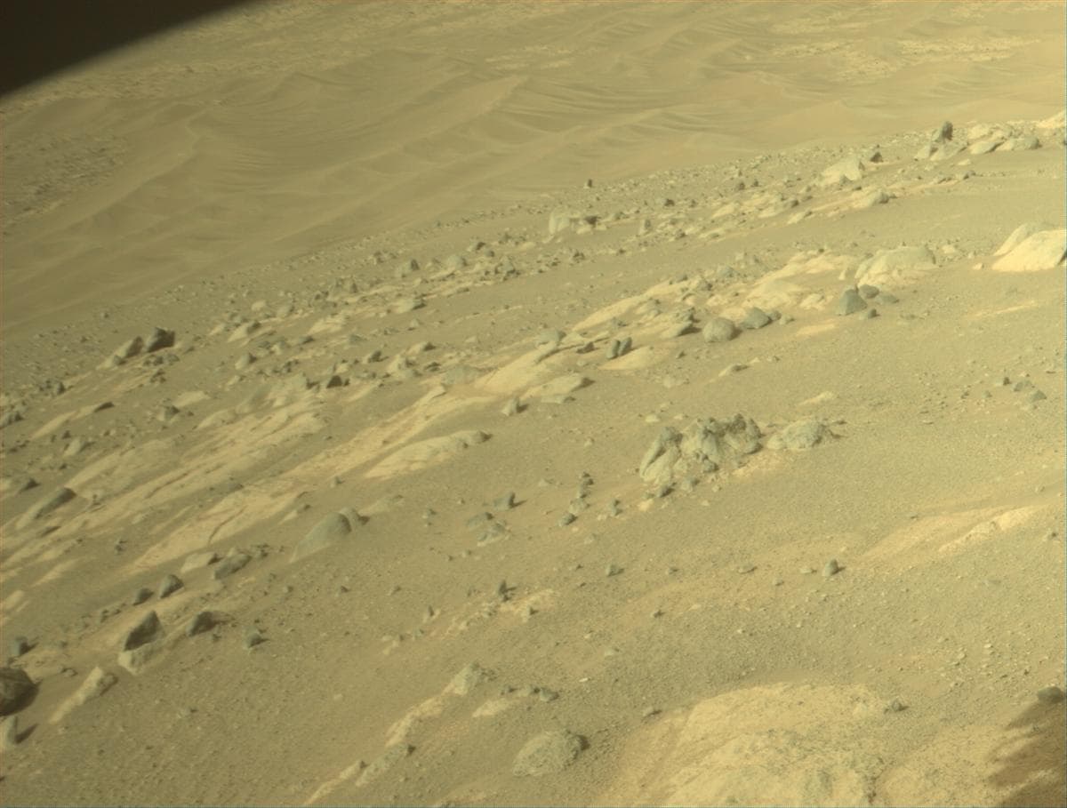 Foto de Marte da câmera FRONT_HAZCAM_RIGHT_A
