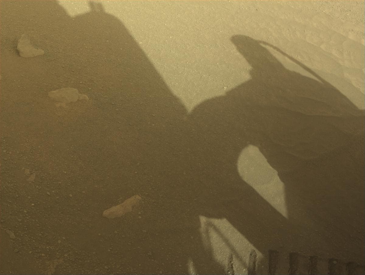 Foto de Marte da câmera FRONT_HAZCAM_RIGHT_A