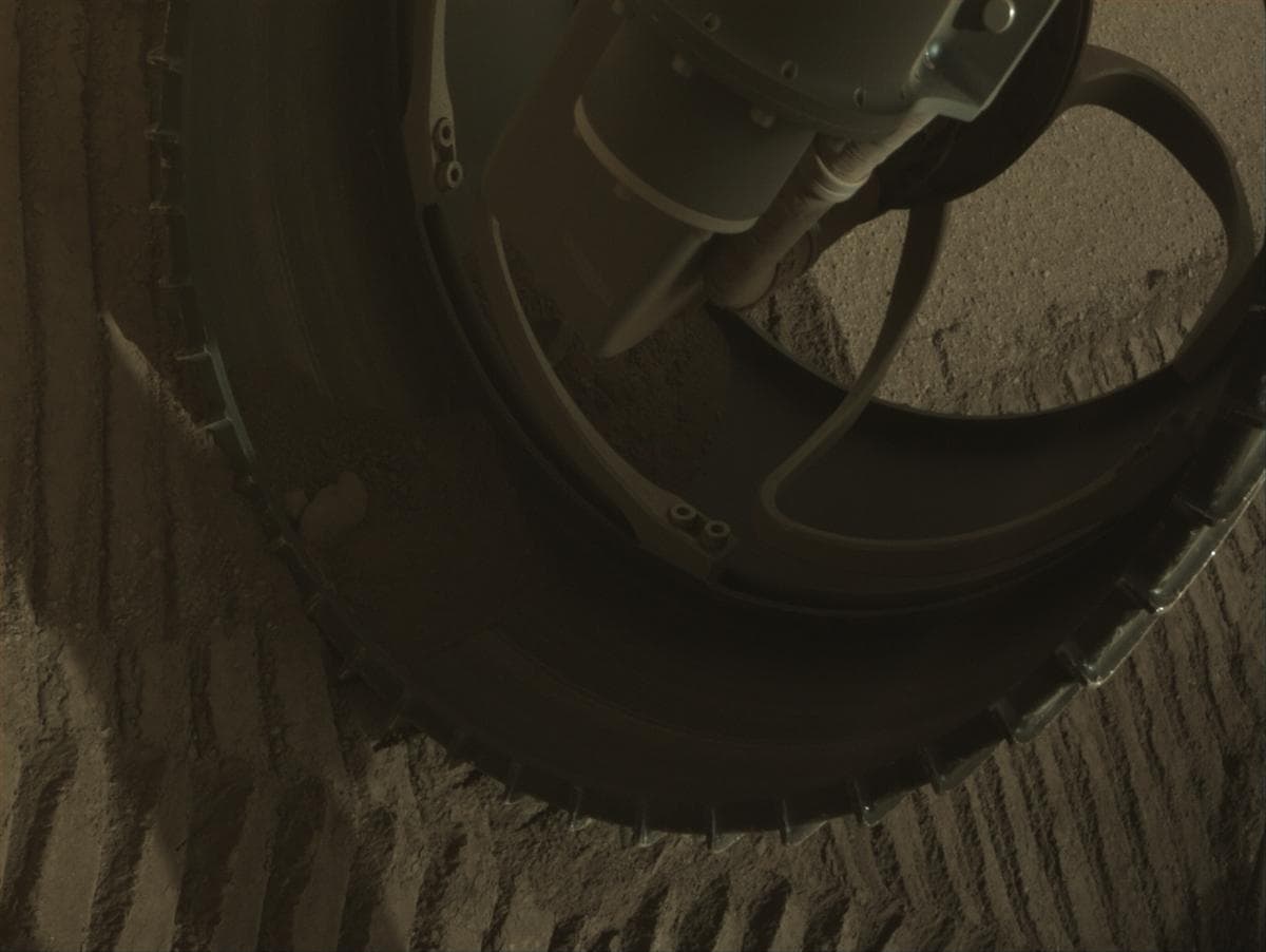 Foto de Marte da câmera FRONT_HAZCAM_RIGHT_A