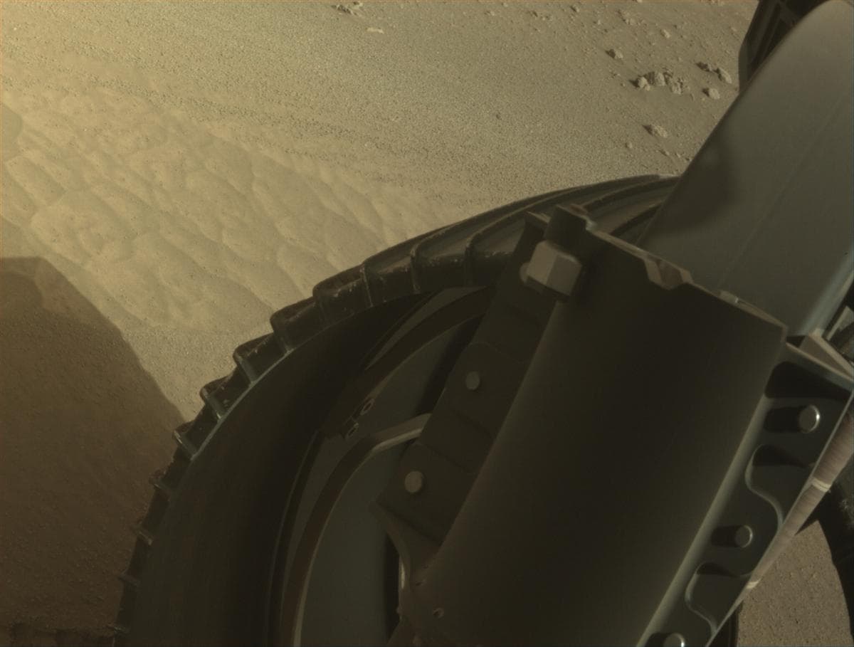Foto de Marte da câmera FRONT_HAZCAM_RIGHT_A