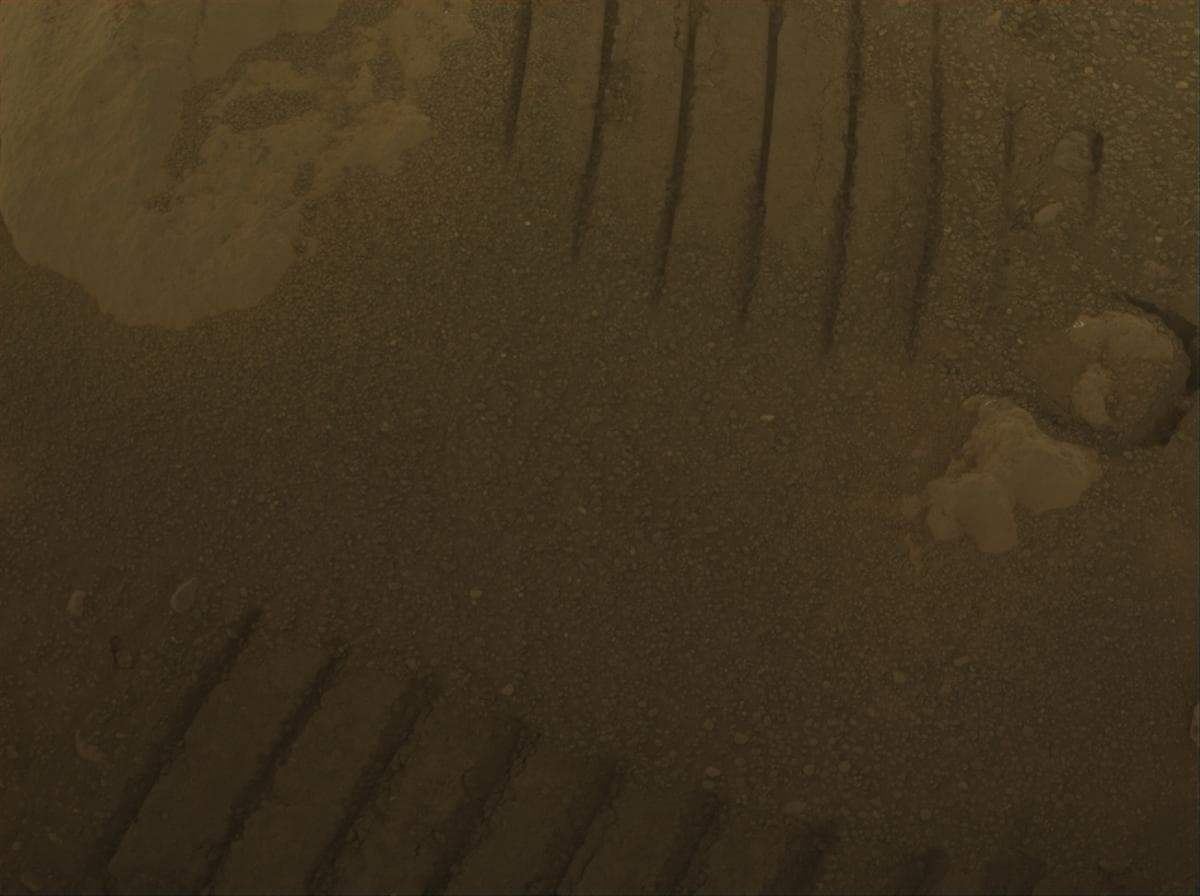 Foto de Marte da câmera FRONT_HAZCAM_RIGHT_A