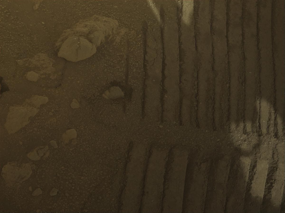 Foto de Marte da câmera FRONT_HAZCAM_RIGHT_A