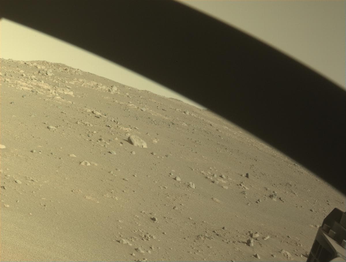 Foto de Marte da câmera FRONT_HAZCAM_RIGHT_A