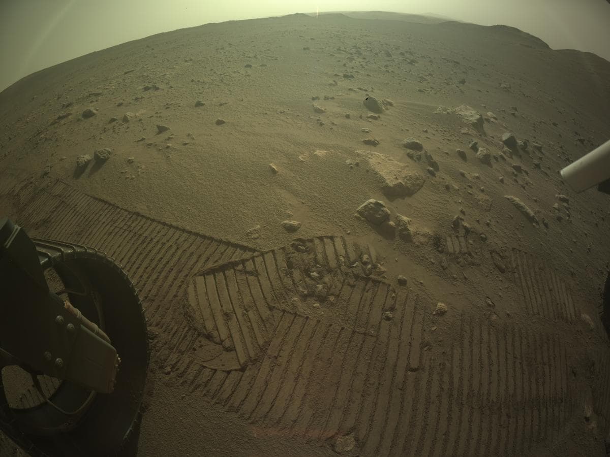Foto de Marte da câmera REAR_HAZCAM_LEFT