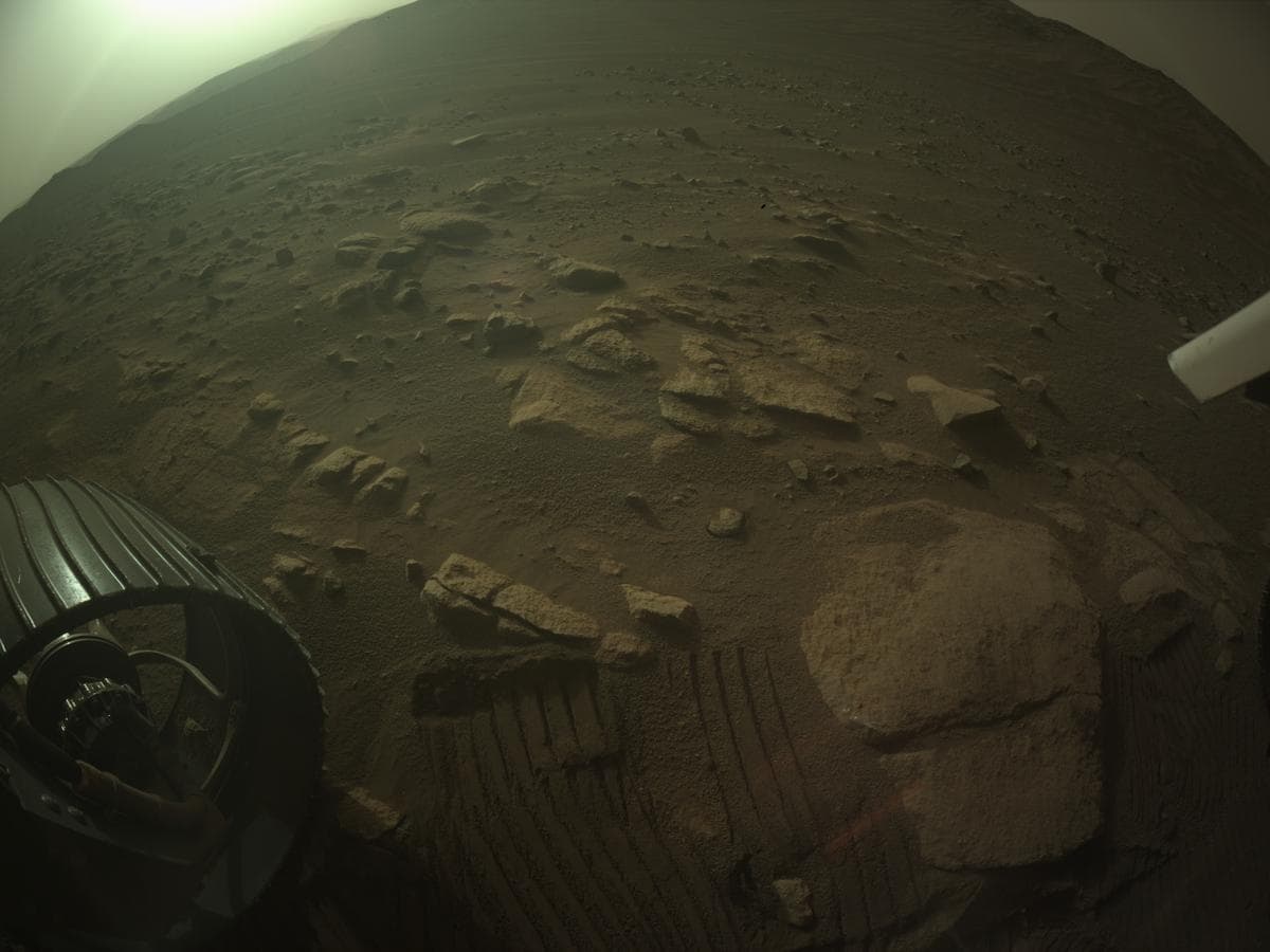 Foto de Marte da câmera REAR_HAZCAM_LEFT