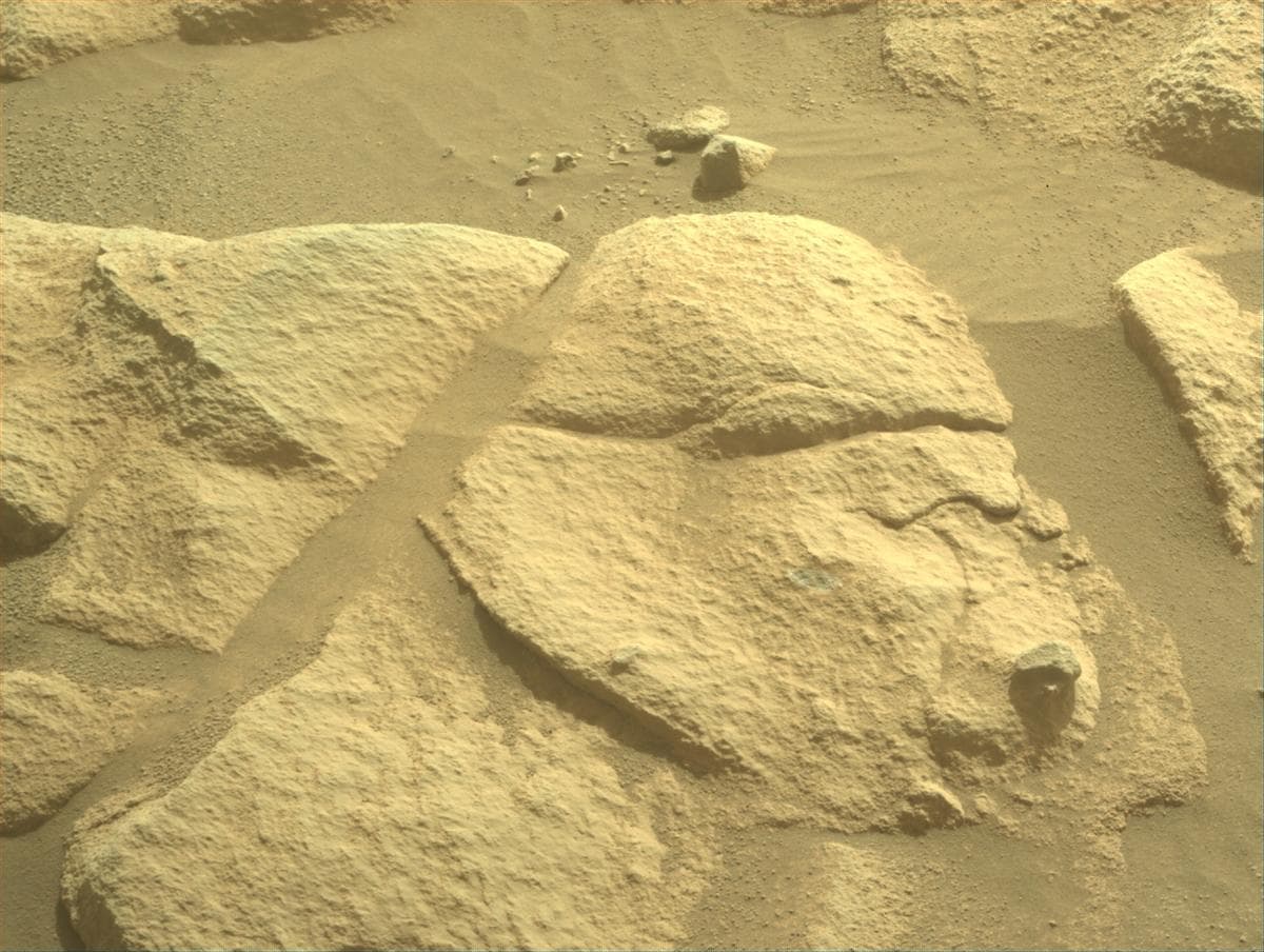 Foto de Marte da câmera FRONT_HAZCAM_RIGHT_A