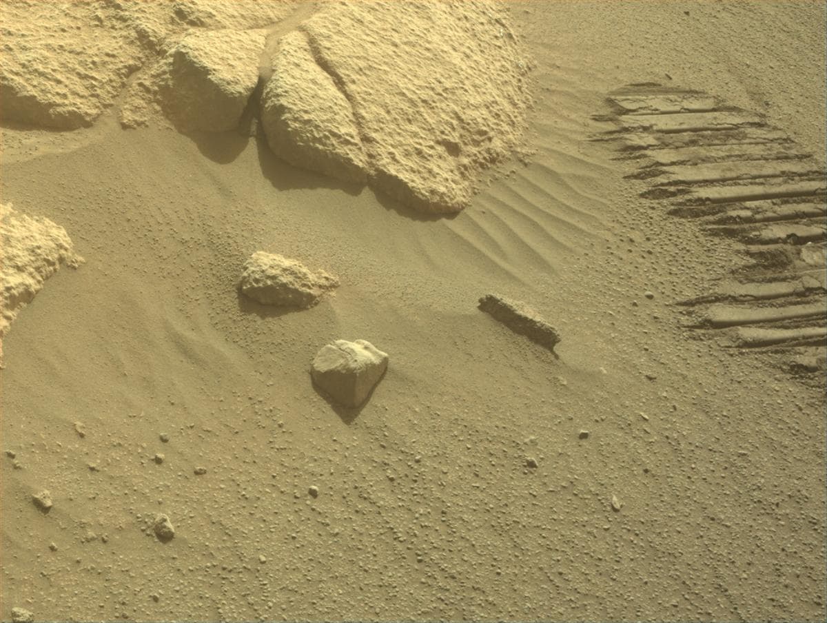 Foto de Marte da câmera FRONT_HAZCAM_RIGHT_A