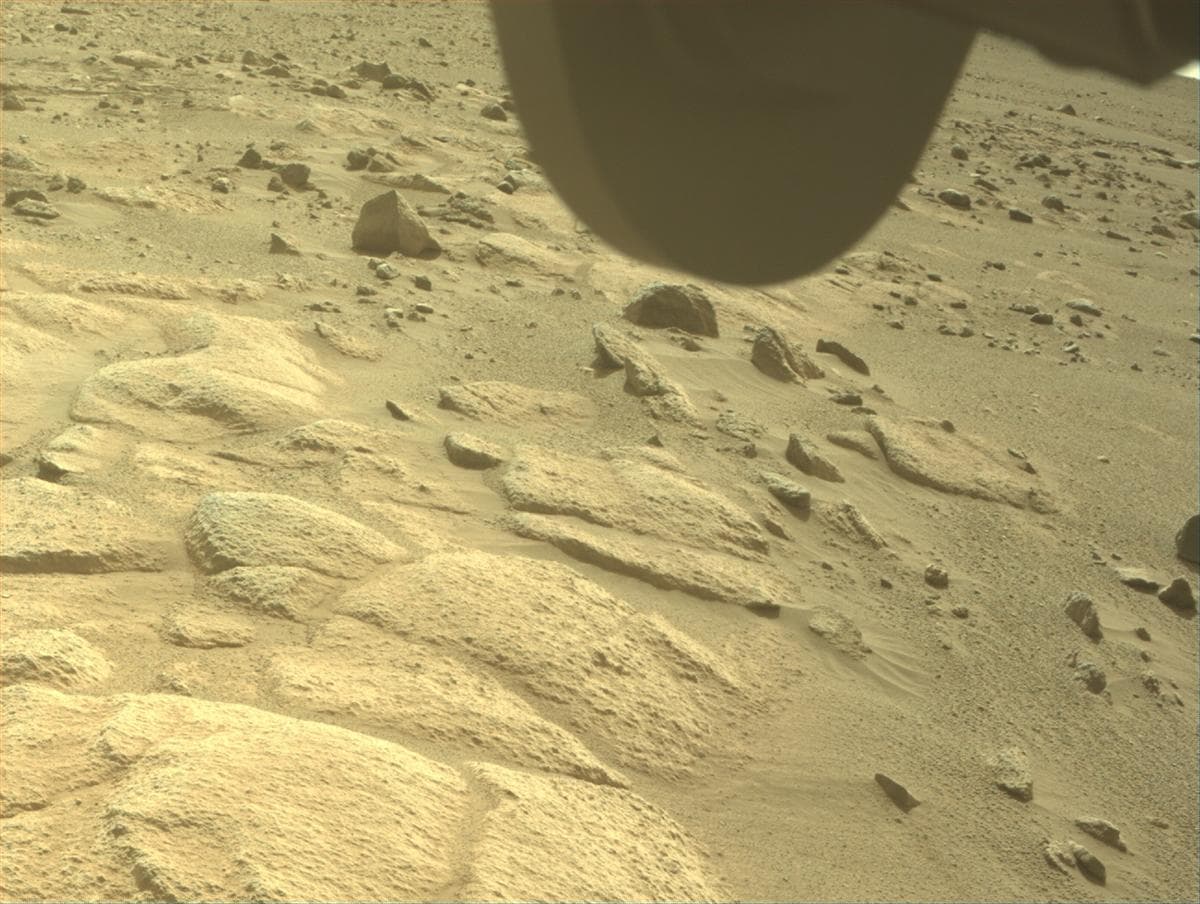 Foto de Marte da câmera FRONT_HAZCAM_RIGHT_A