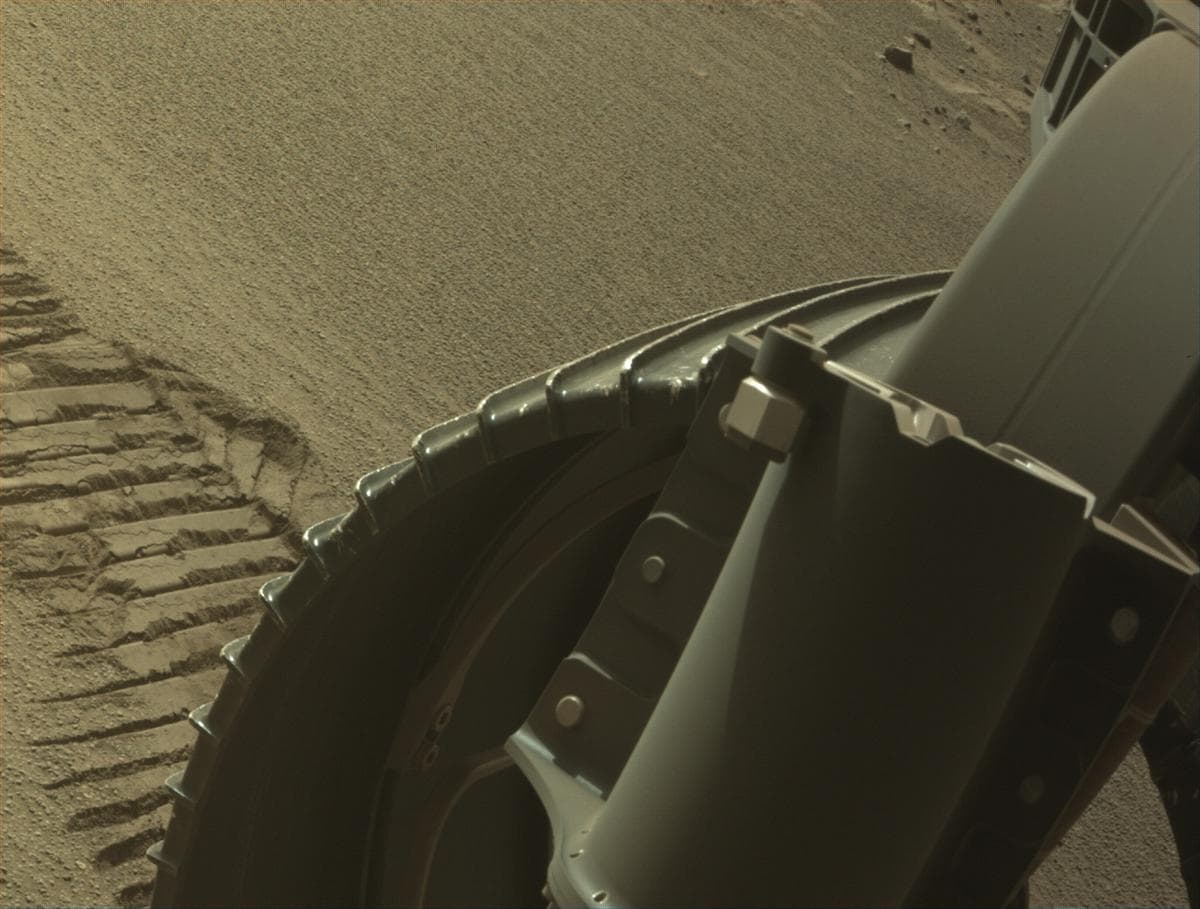 Foto de Marte da câmera FRONT_HAZCAM_RIGHT_A