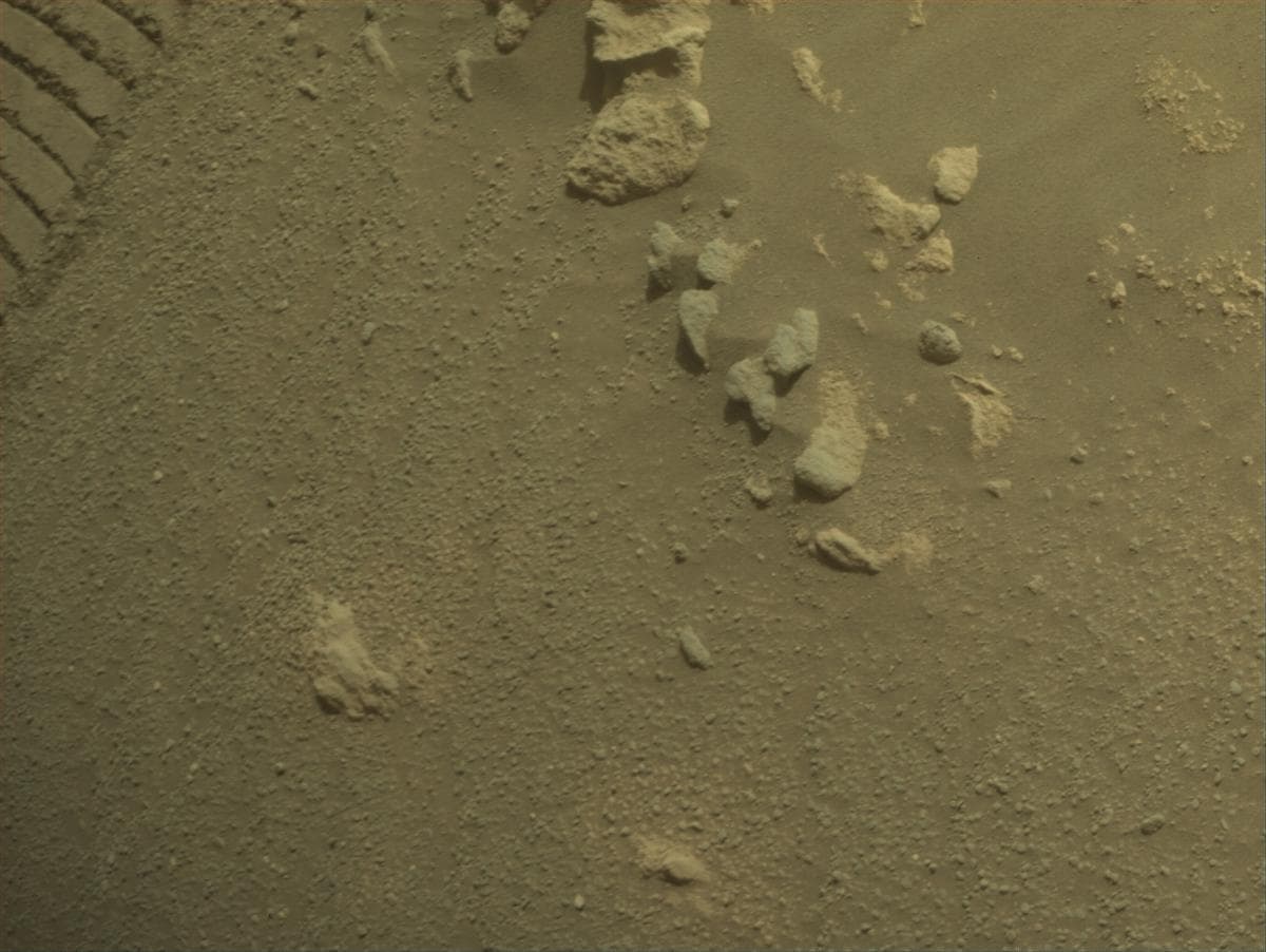 Foto de Marte da câmera FRONT_HAZCAM_RIGHT_A