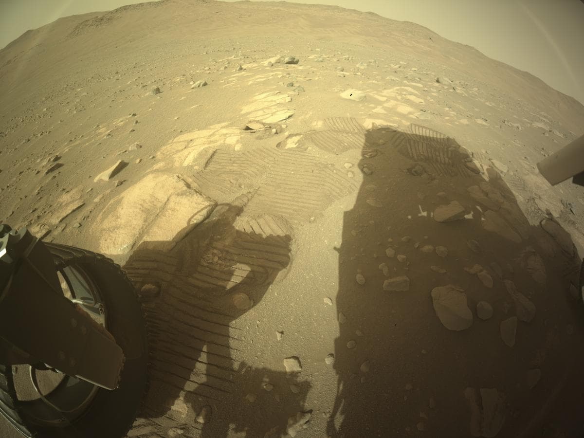 Foto de Marte da câmera REAR_HAZCAM_LEFT