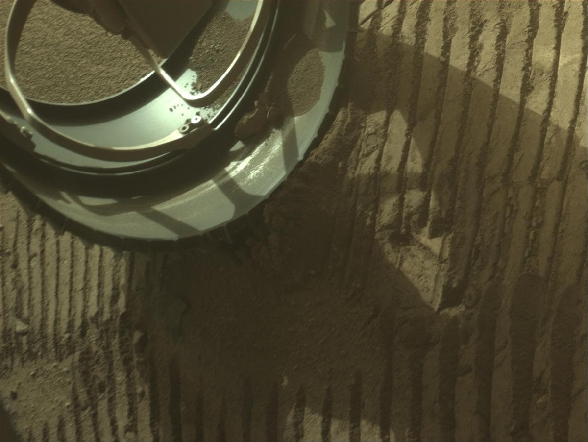 Foto de Marte da câmera FRONT_HAZCAM_LEFT_A