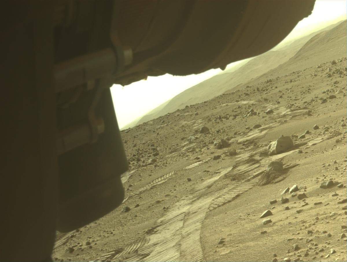 Foto de Marte da câmera FRONT_HAZCAM_LEFT_A
