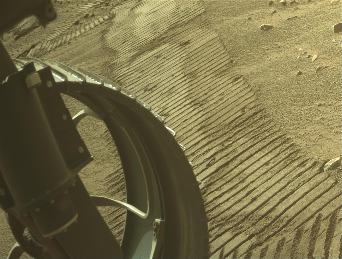Foto de Marte da câmera FRONT_HAZCAM_LEFT_A