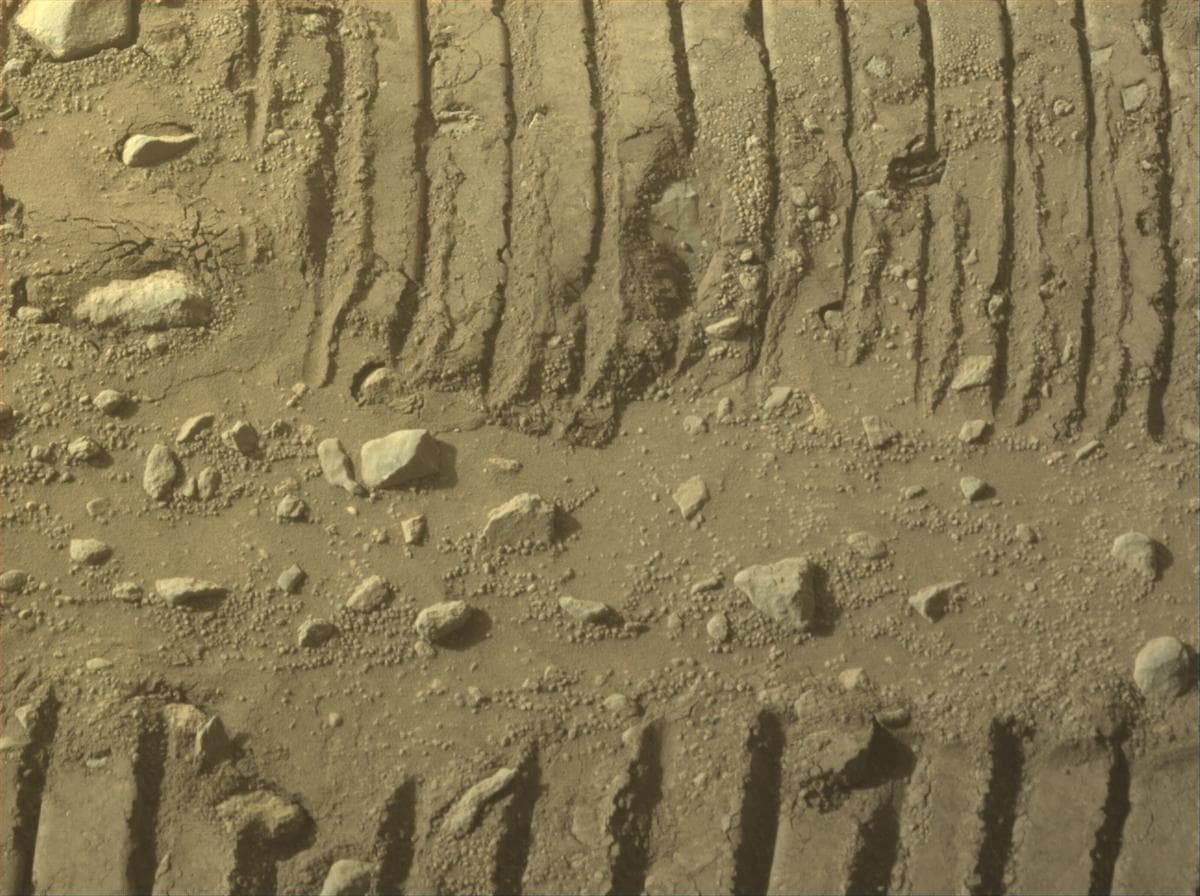 Foto de Marte da câmera FRONT_HAZCAM_LEFT_A