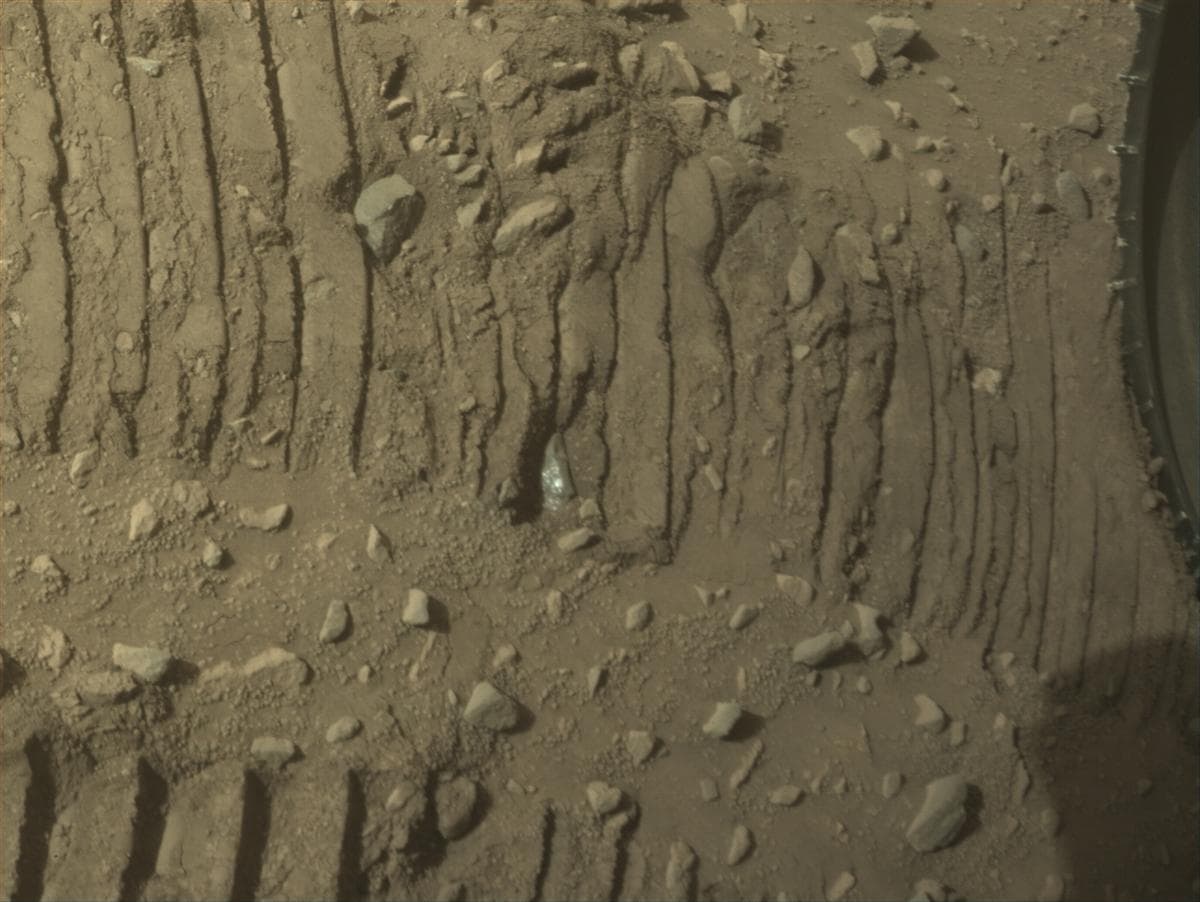 Foto de Marte da câmera FRONT_HAZCAM_LEFT_A