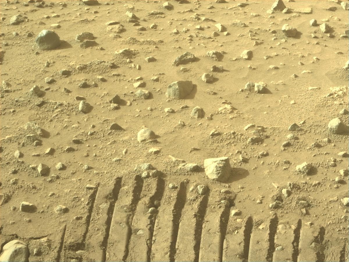 Foto de Marte da câmera FRONT_HAZCAM_RIGHT_A