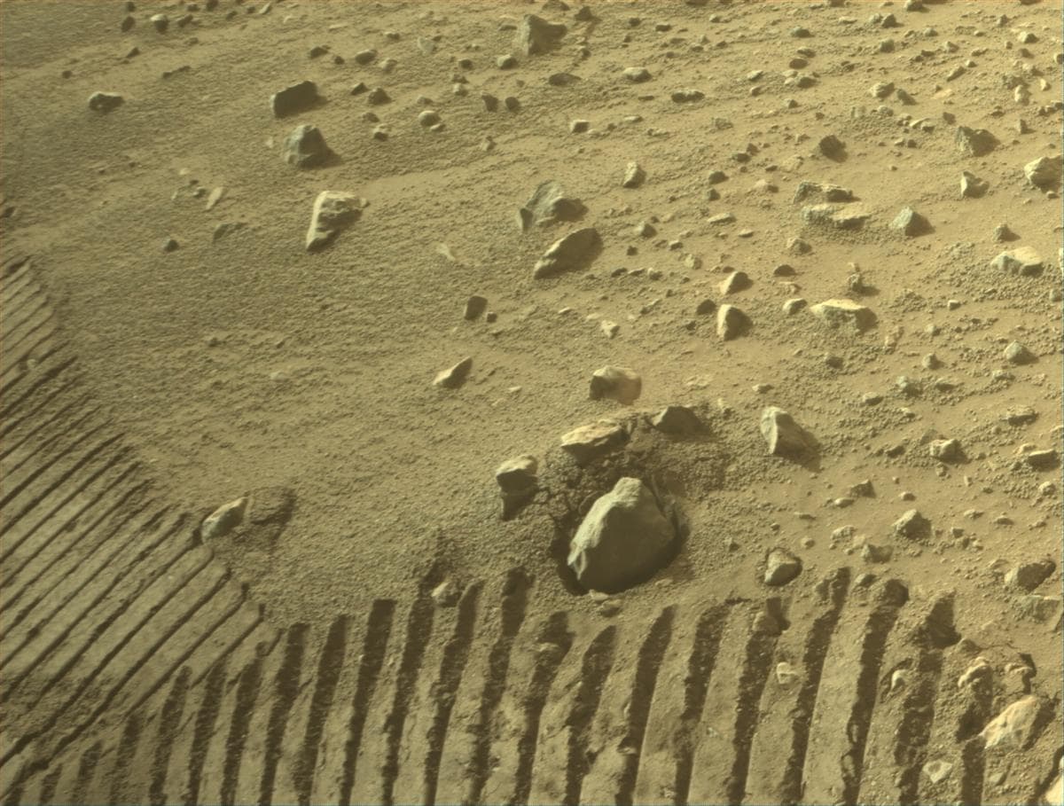 Foto de Marte da câmera FRONT_HAZCAM_RIGHT_A