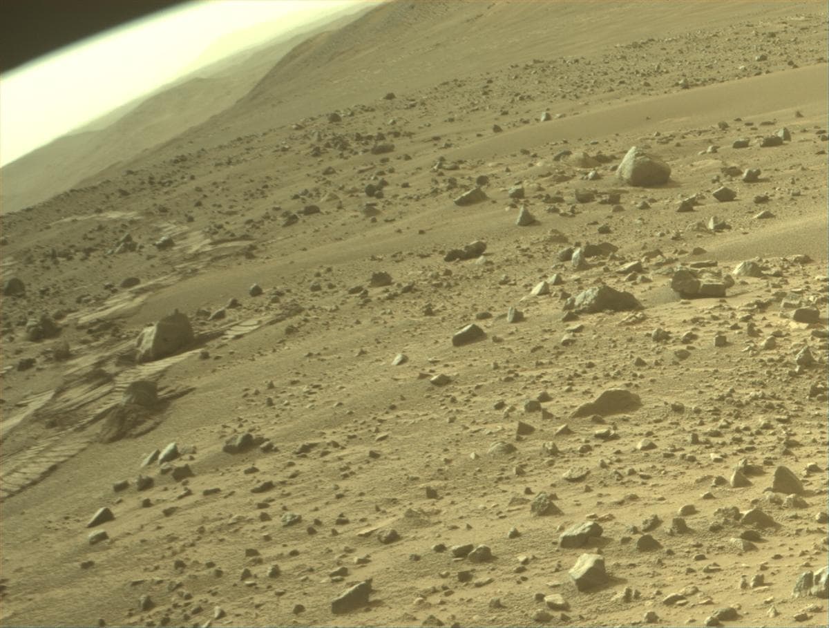 Foto de Marte da câmera FRONT_HAZCAM_RIGHT_A