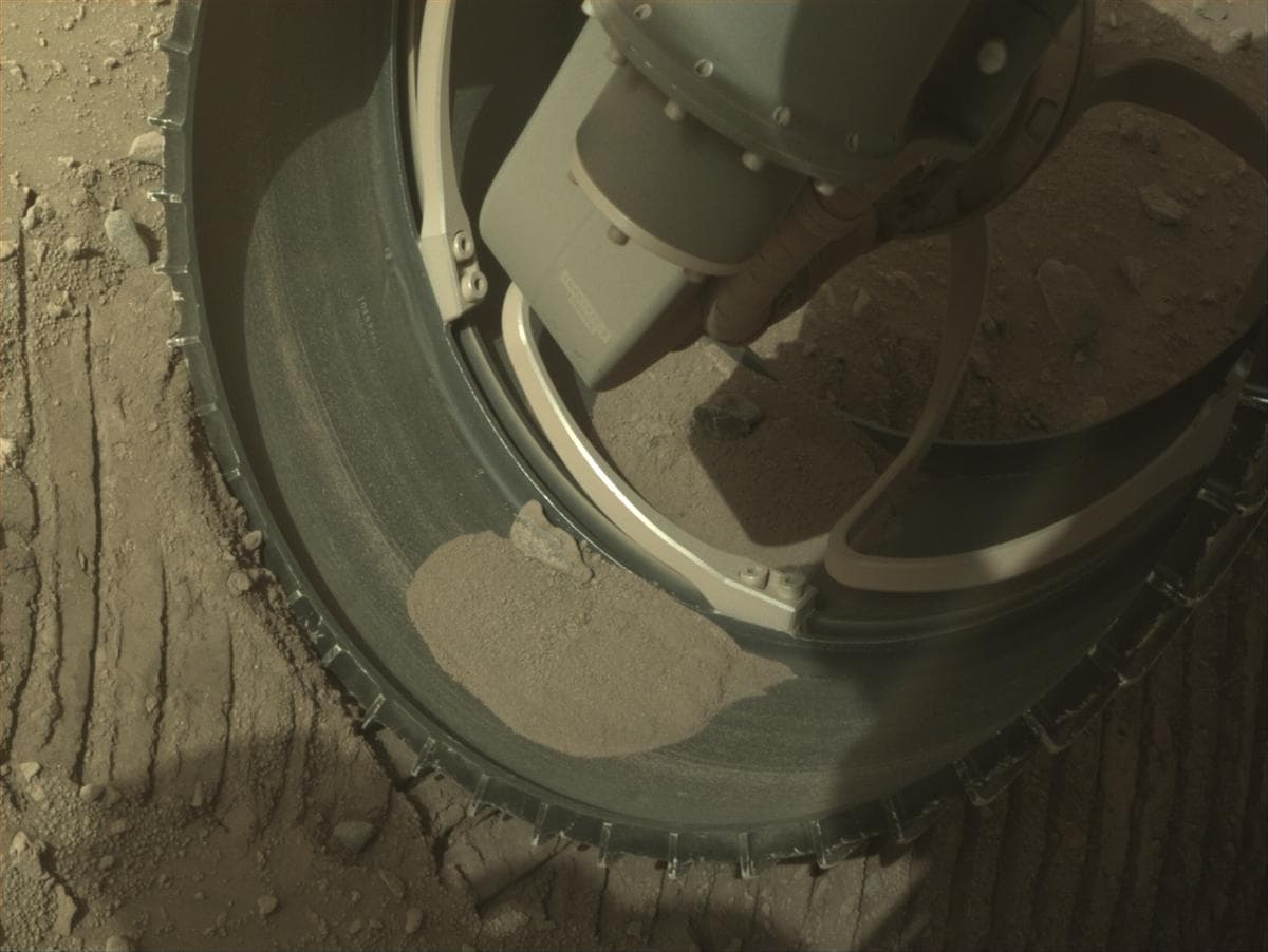 Foto de Marte da câmera FRONT_HAZCAM_RIGHT_A