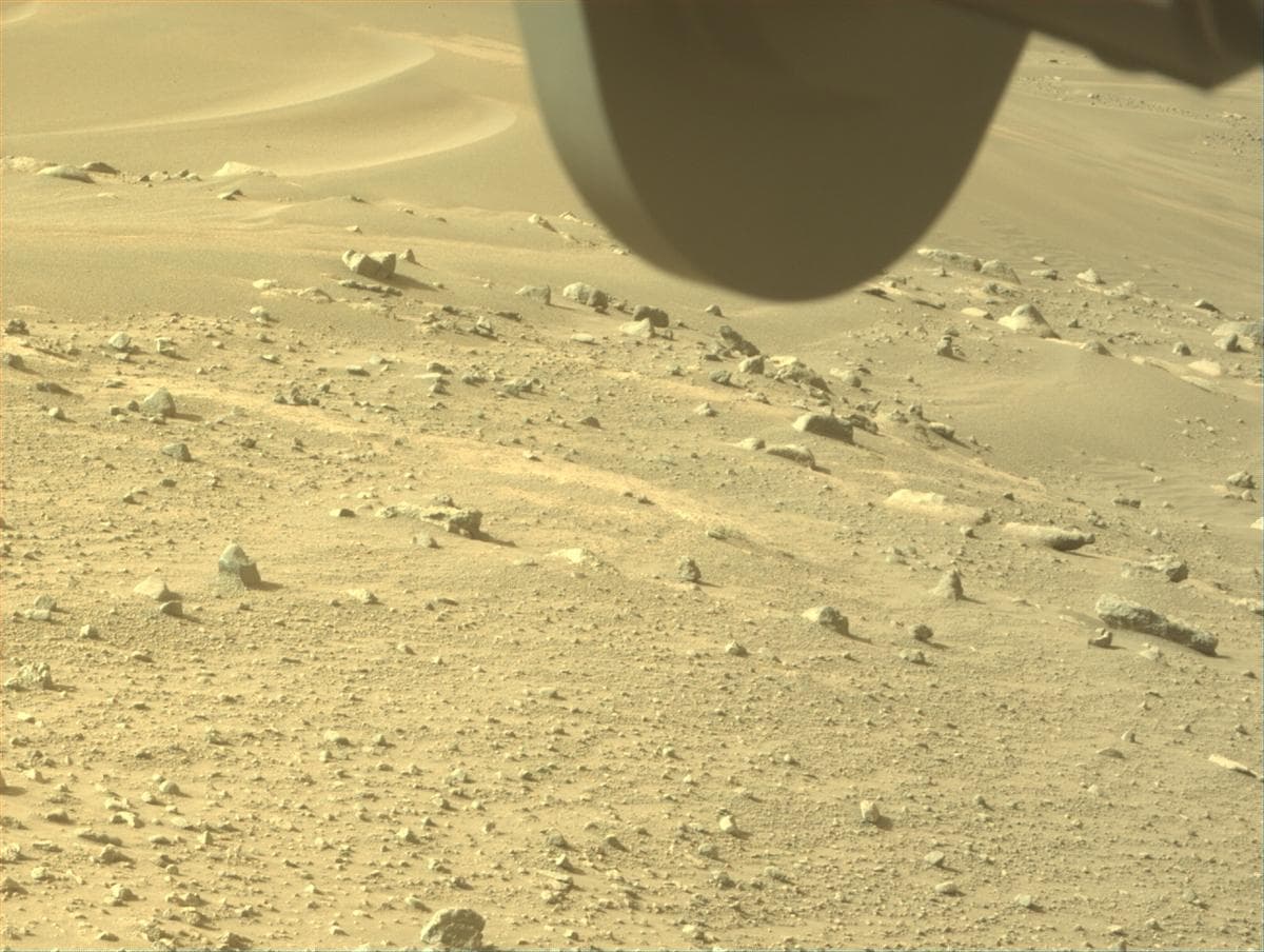 Foto de Marte da câmera FRONT_HAZCAM_RIGHT_A