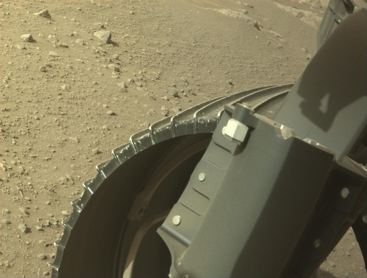 Foto de Marte da câmera FRONT_HAZCAM_RIGHT_A