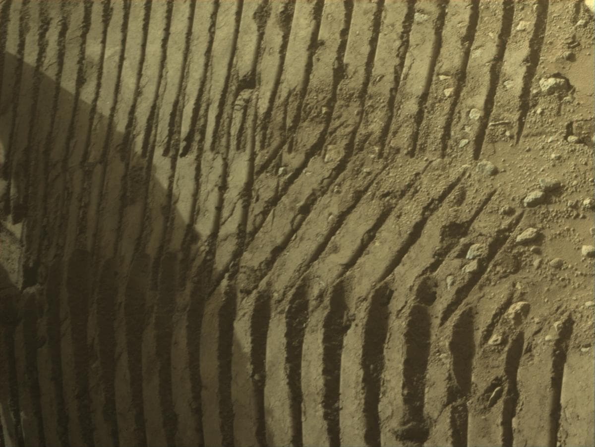 Foto de Marte da câmera FRONT_HAZCAM_RIGHT_A