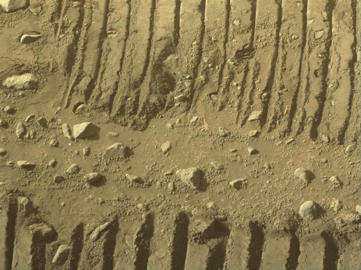 Foto de Marte da câmera FRONT_HAZCAM_RIGHT_A