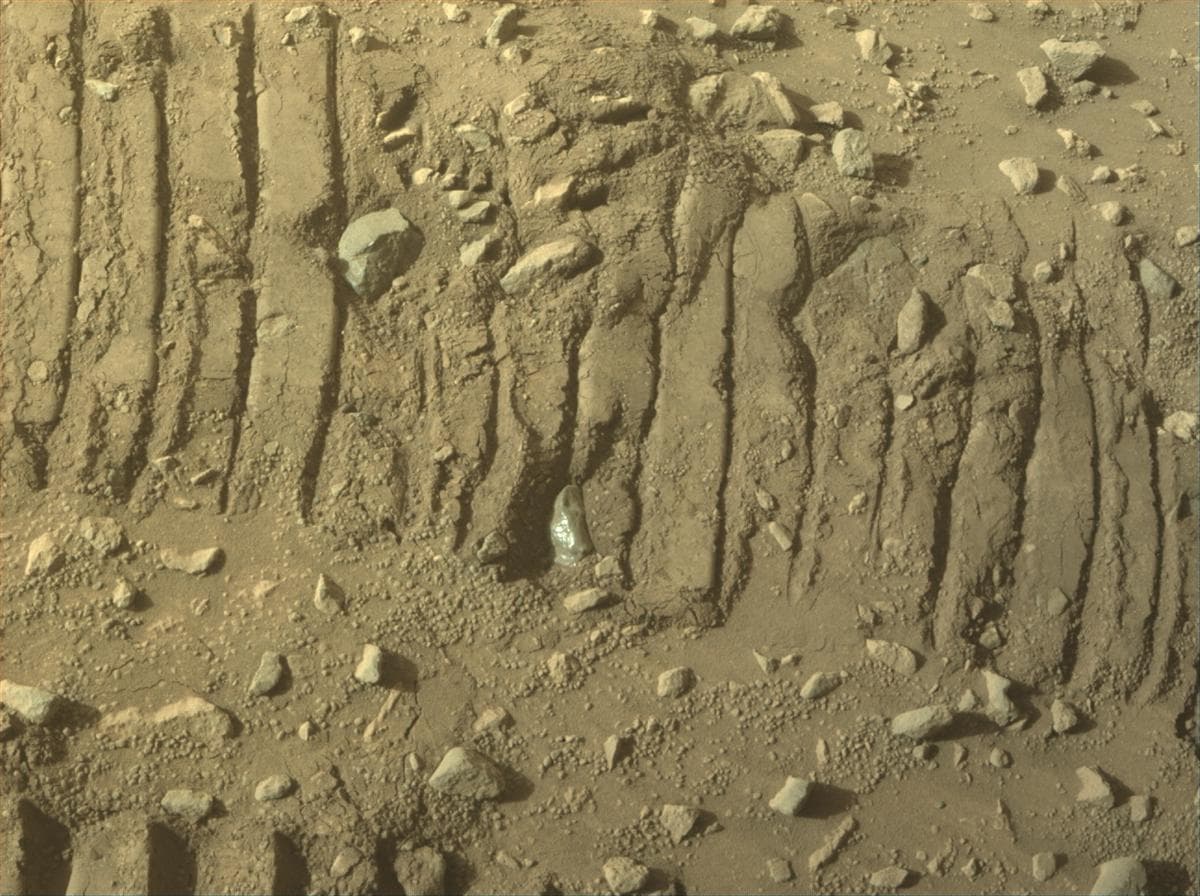 Foto de Marte da câmera FRONT_HAZCAM_RIGHT_A