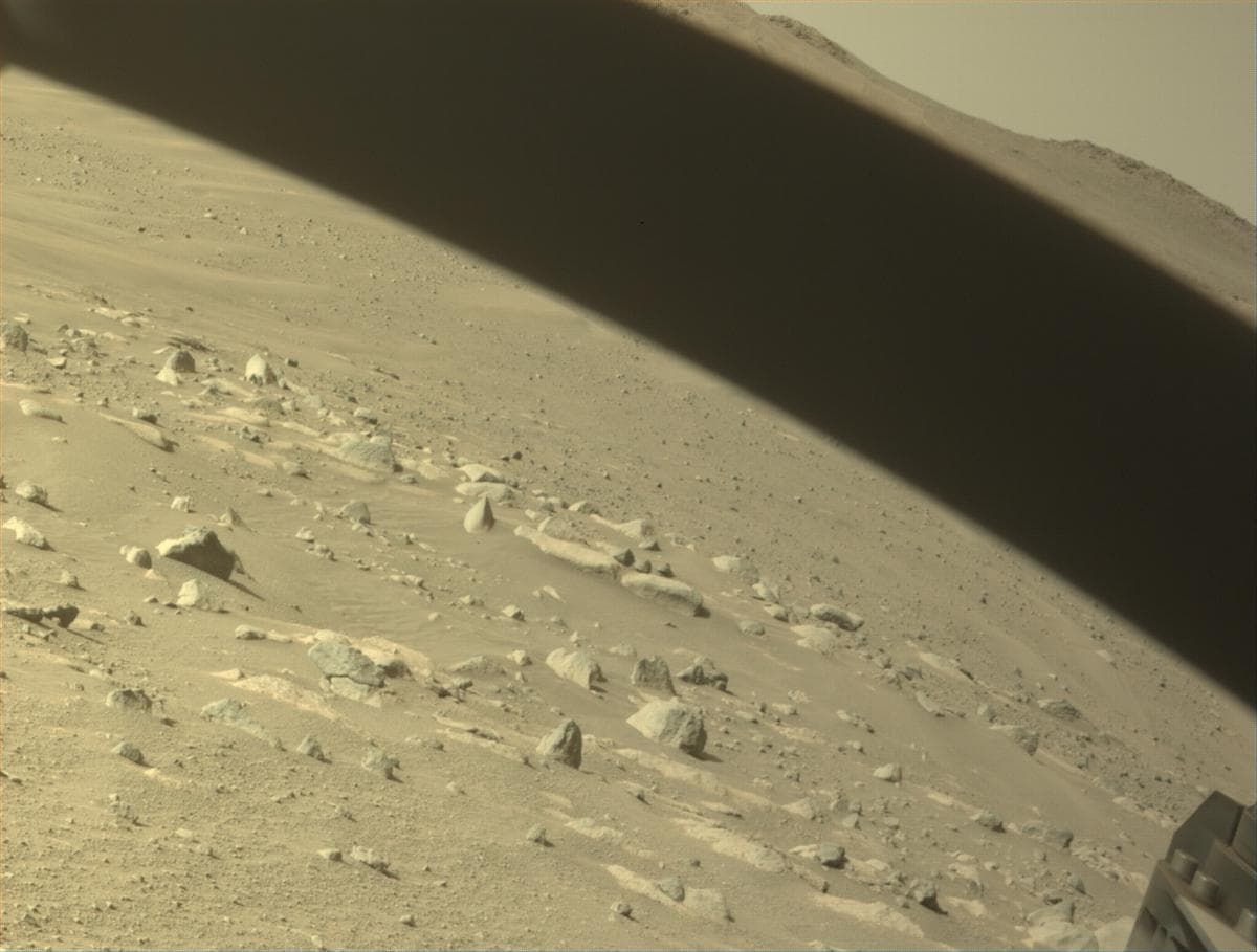 Foto de Marte da câmera FRONT_HAZCAM_RIGHT_A