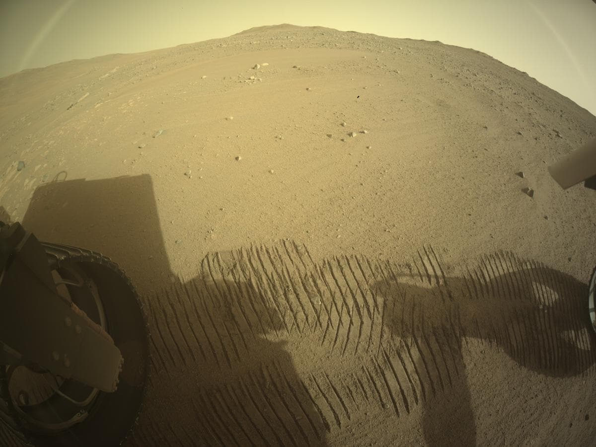 Foto de Marte da câmera REAR_HAZCAM_LEFT