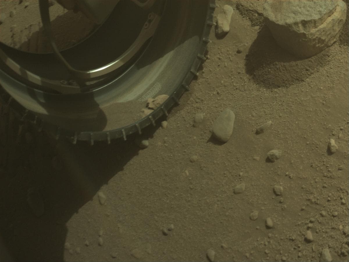 Foto de Marte da câmera FRONT_HAZCAM_LEFT_A