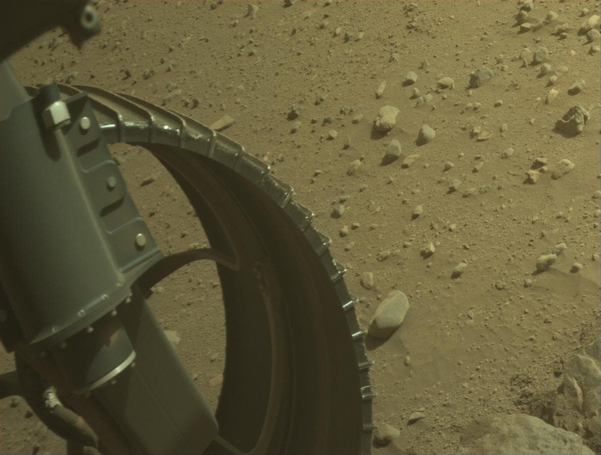 Foto de Marte da câmera FRONT_HAZCAM_LEFT_A