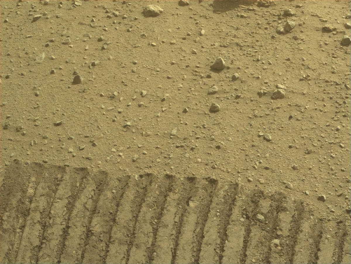 Foto de Marte da câmera FRONT_HAZCAM_RIGHT_A