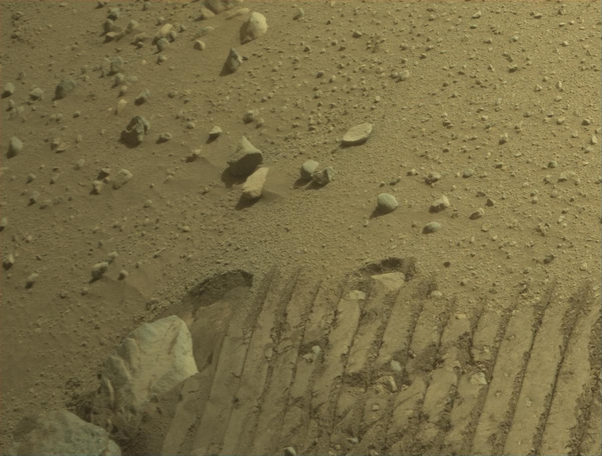 Foto de Marte da câmera FRONT_HAZCAM_RIGHT_A