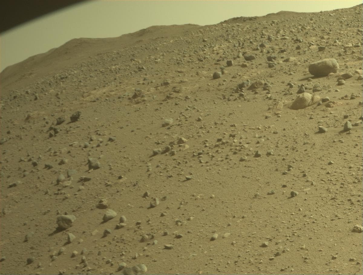 Foto de Marte da câmera FRONT_HAZCAM_RIGHT_A