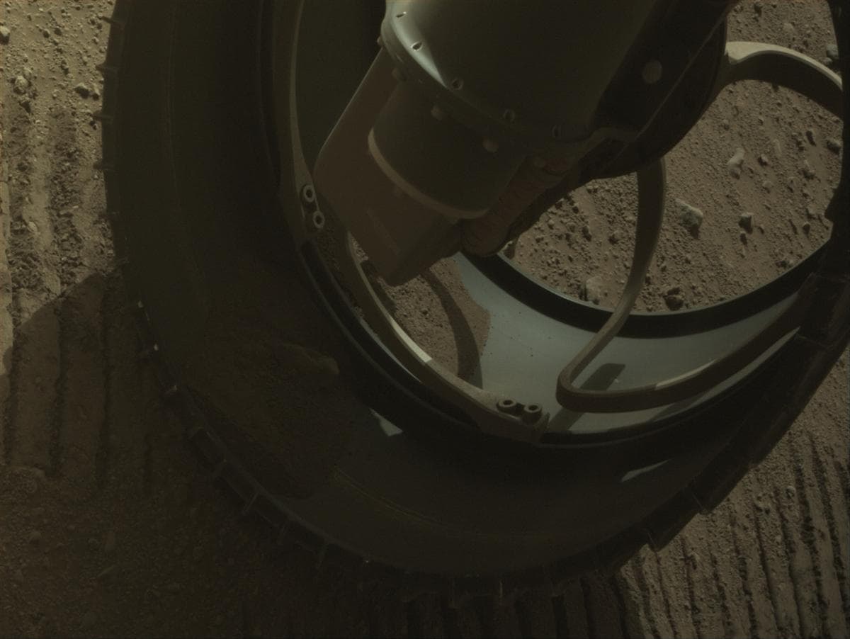 Foto de Marte da câmera FRONT_HAZCAM_RIGHT_A