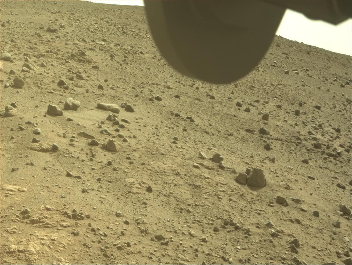 Foto de Marte da câmera FRONT_HAZCAM_RIGHT_A