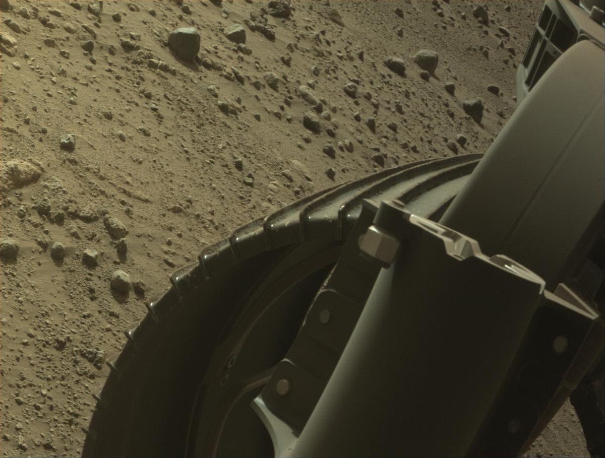 Foto de Marte da câmera FRONT_HAZCAM_RIGHT_A