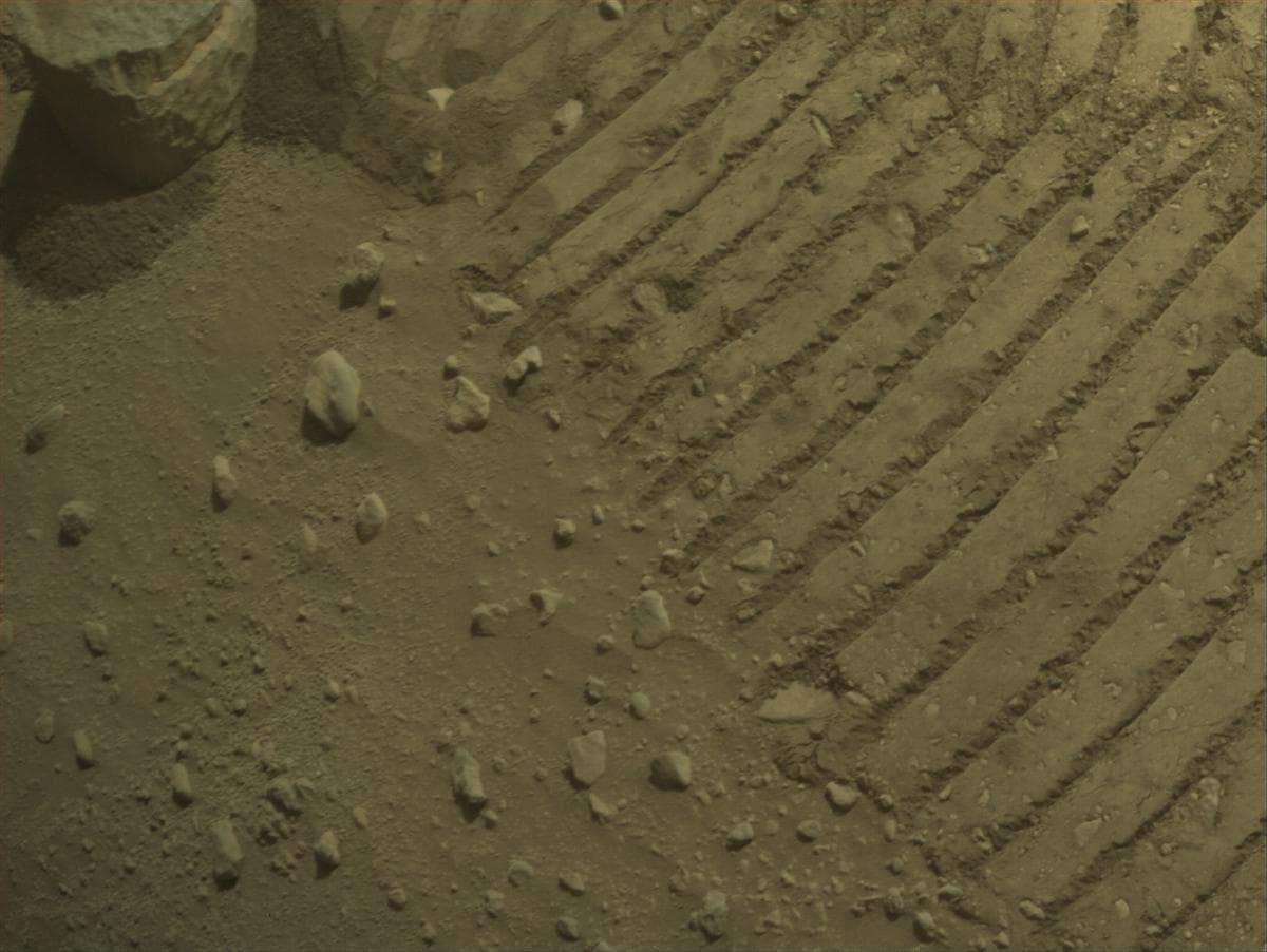 Foto de Marte da câmera FRONT_HAZCAM_RIGHT_A